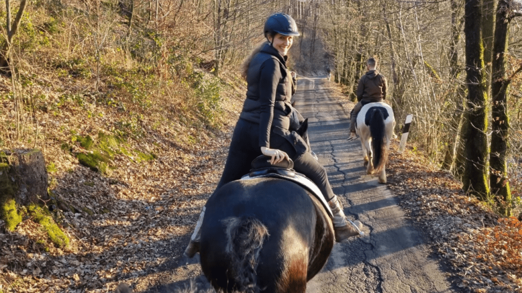 Magazin 18 Zwei Reiterinnen auf einem Waldweg